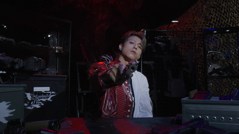 CG子彈:Anson Kong手持手槍射出一發子彈,子彈以3D動畫製作。