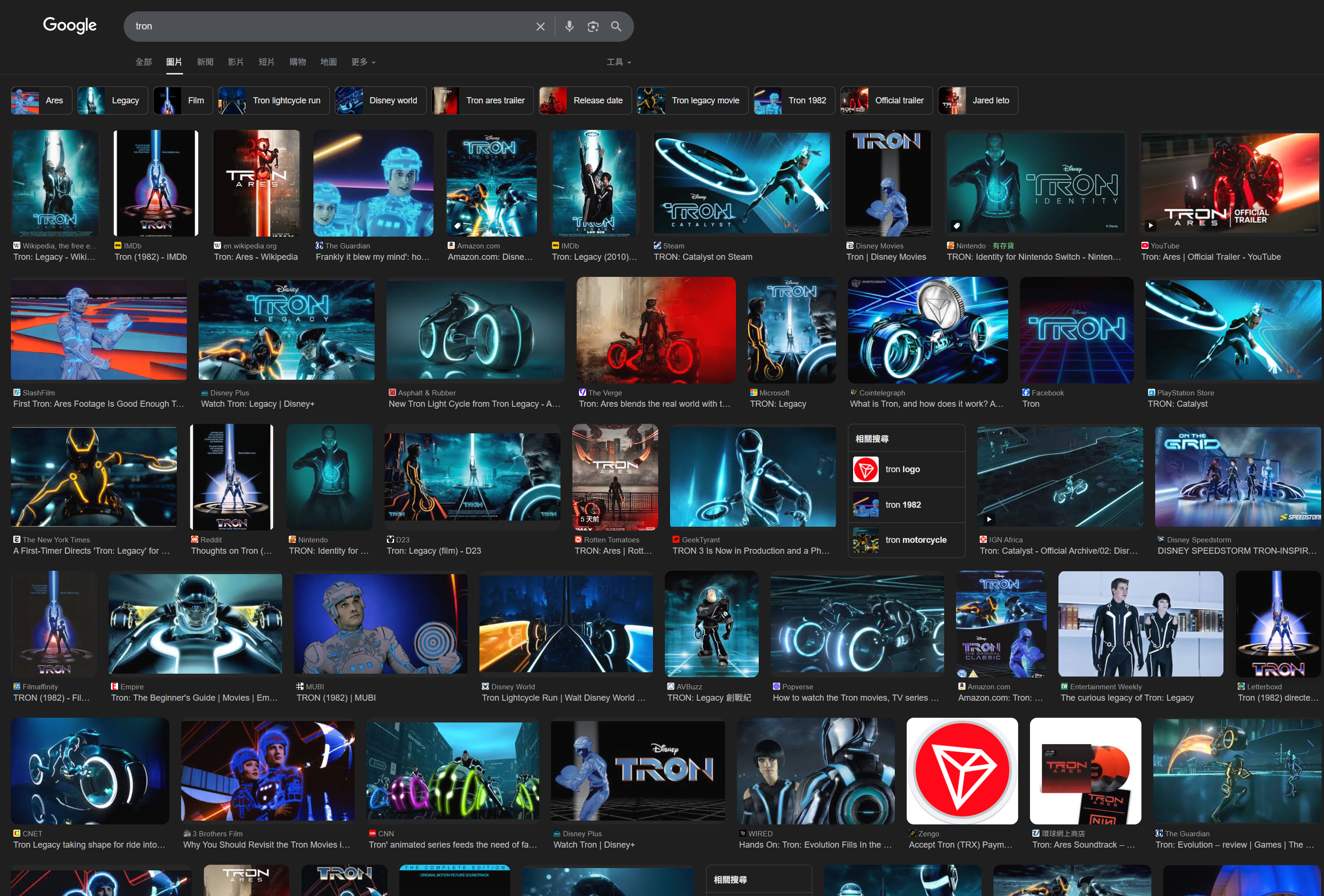 說到Cyberpunk，團隊首先想到《Tron: Legacy》的鑲邊式霓虹燈，經討論後認為效果傳神，因而採用。