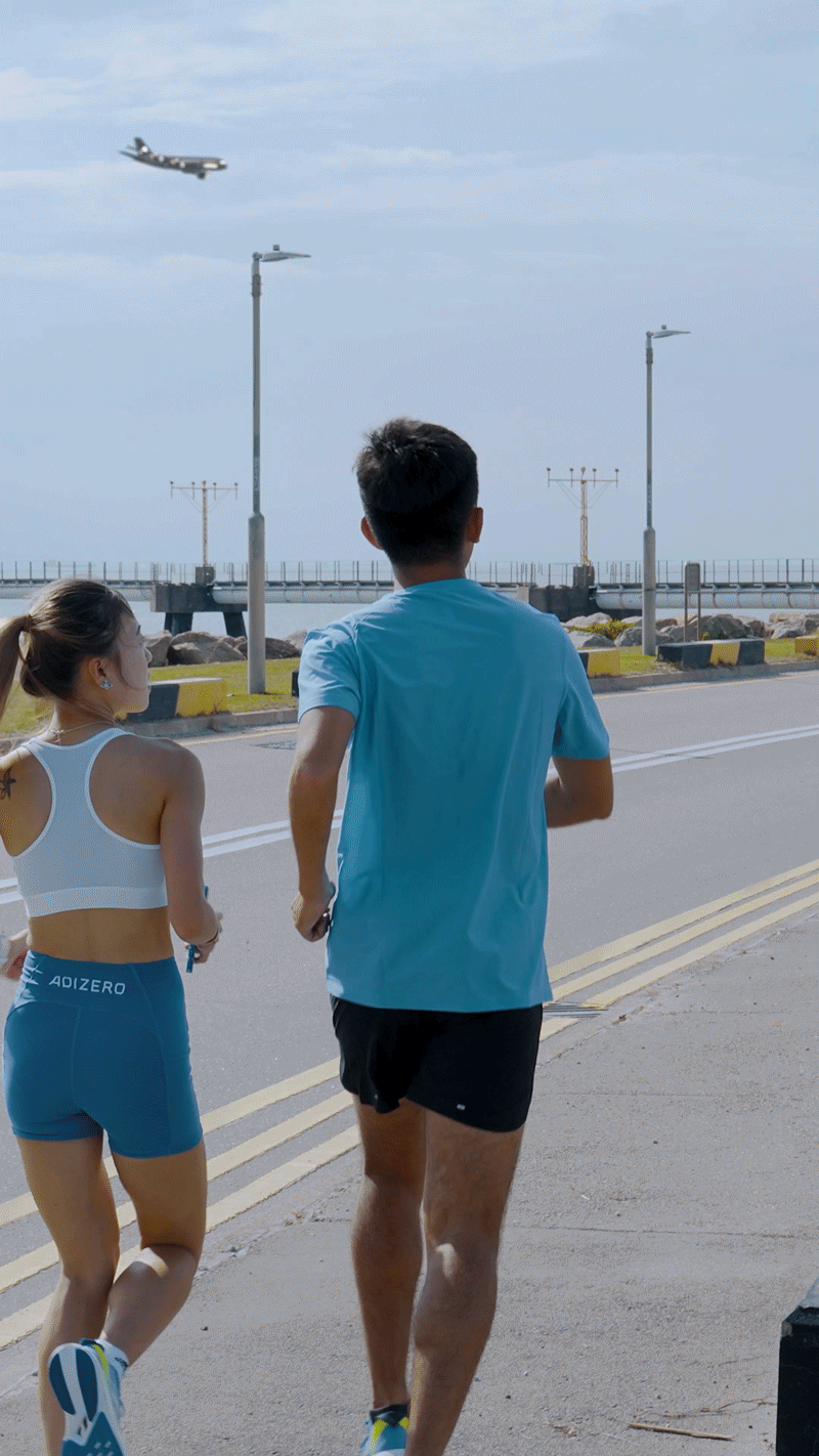 Runner們跑著跑著,看見Adidas飛機拉著「Made to Win」Banner在上空飛過,投下Adizero系列的最新跑鞋。